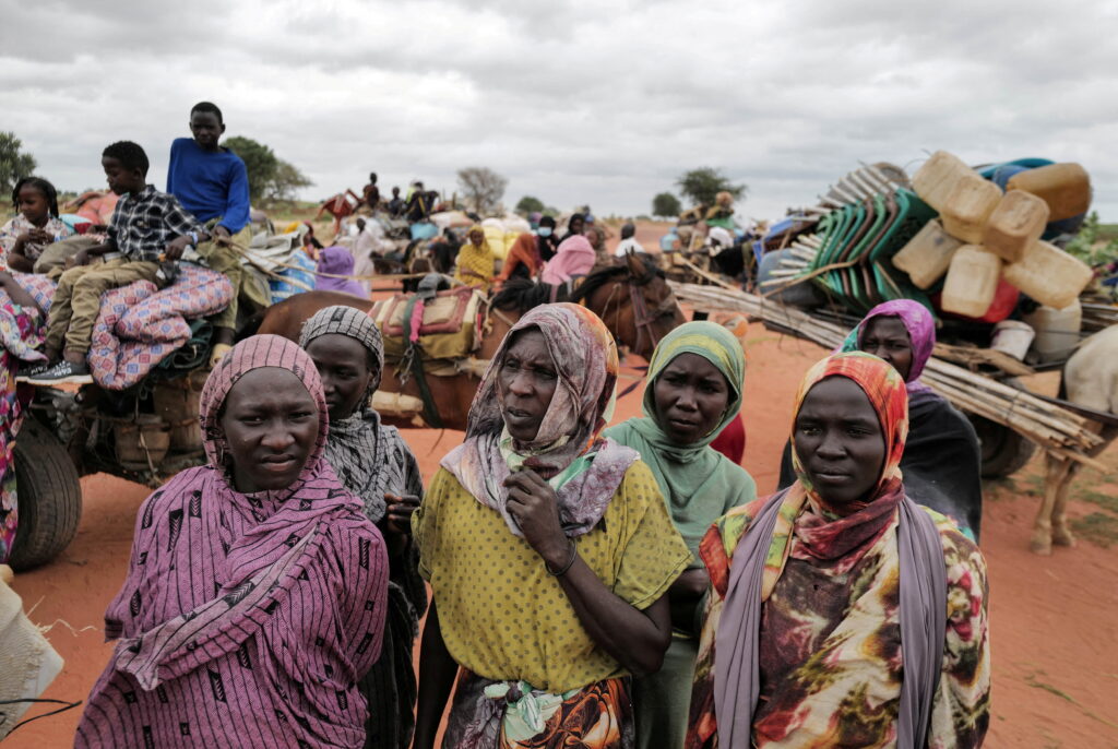 Mujeres sudanesas, que huyeron del conflicto en Murnei, en la región sudanesa de Darfur, esperan junto a sus pertenencias a ser registradas por ACNUR tras cruzar la frontera entre Sudán y Chad, en Adre, Chad, 26 de julio de 2023. REUTERS/Zohra Bensemra TPX IMÁGENES DEL DÍA