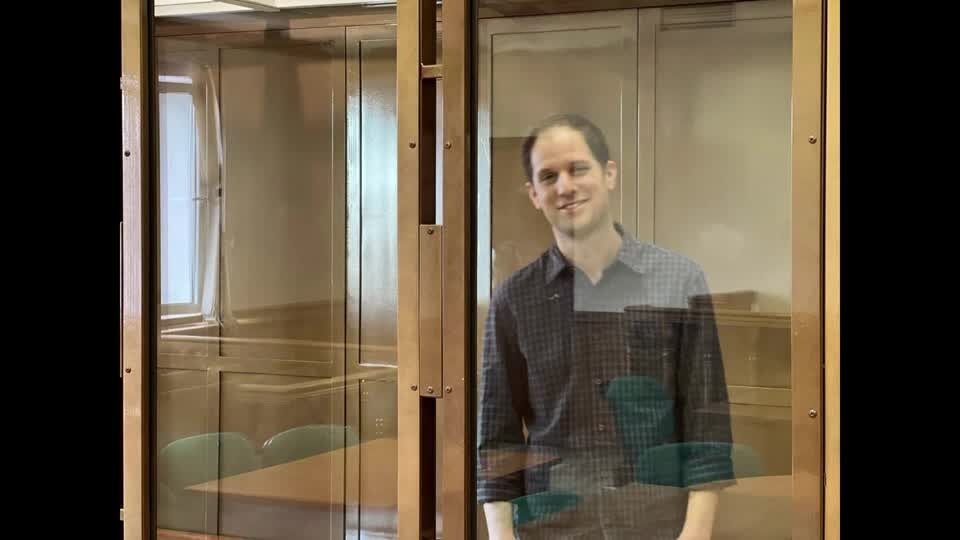 Gershkovich in a glass cage in the courtroom as he listens to the judge reading out the decision to dismiss his defense team's appeal. Moscow, Russia, February 20, 2024 (REUTERS)